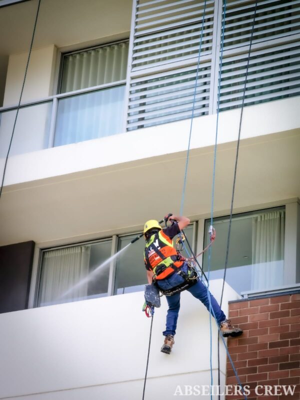 Reliable Abseiling Pressure Cleaning Services in Sydney
